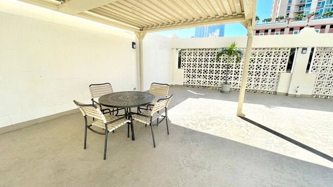 Building Photo - FULLY FURNISHED STUDIO IN KING MANOR! CLOS...