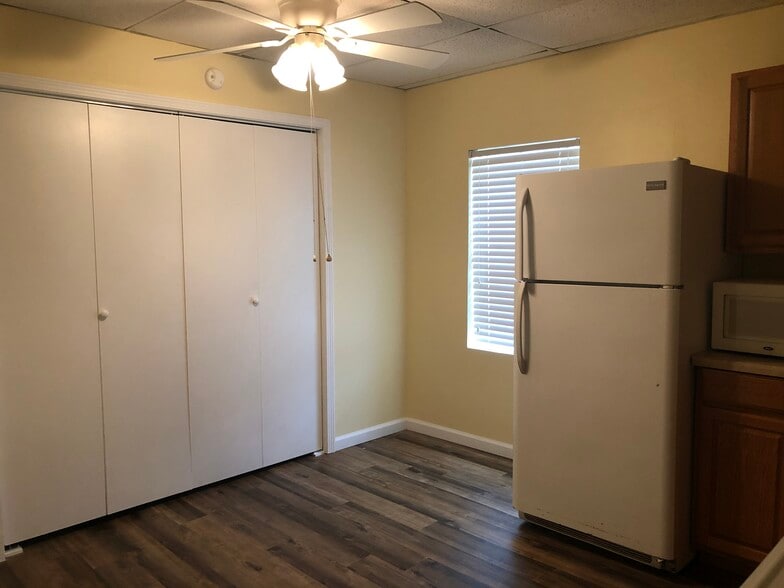 Kitchen and laundry - 1620 Glen Ave