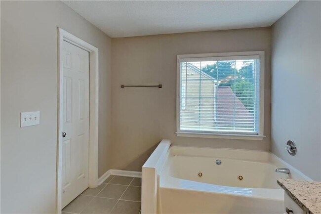 Building Photo - 596 Lullingstone Dr SE