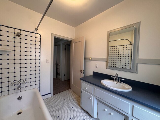 Building Photo - 1029 33rd St