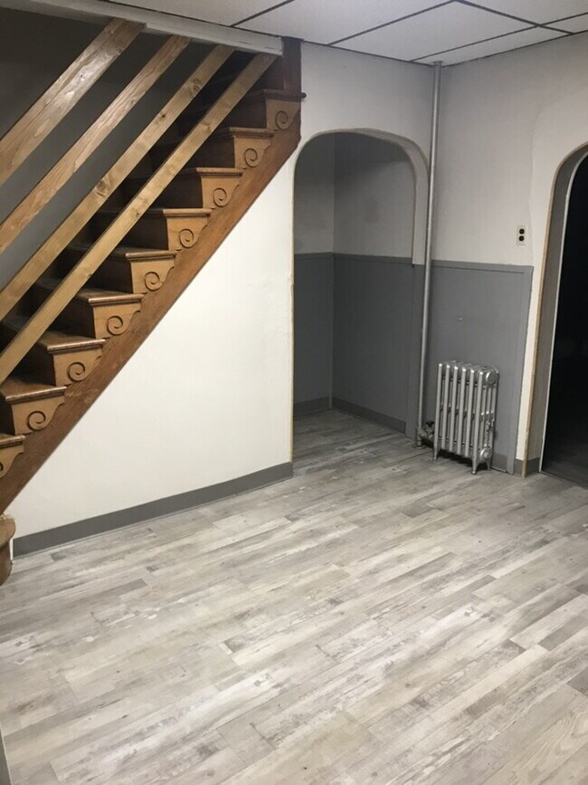Building Photo - 2 Bedroom half double in N. end of Wilkes Barre