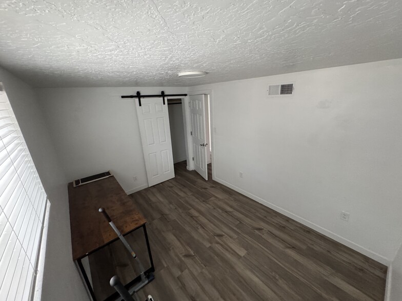 Building Photo - 1147 E Blaine Ave
