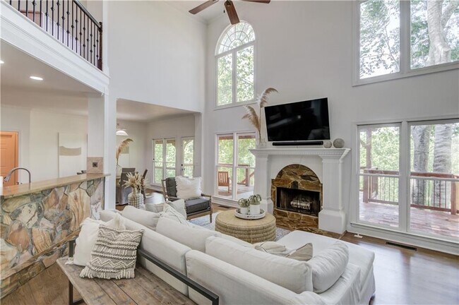 Building Photo - 2870 Roanoke Rd