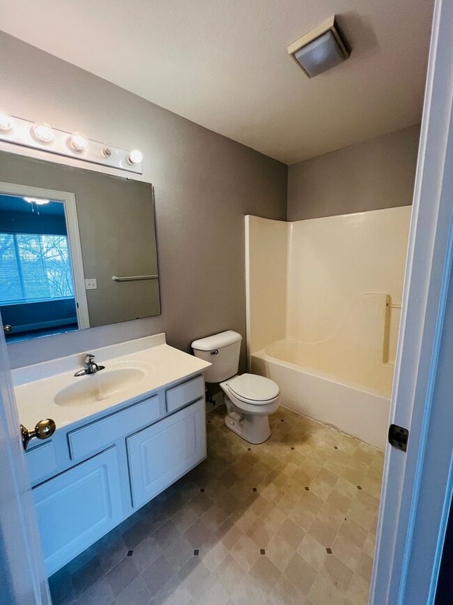 Building Photo - RENOVATED 4 bed 3.5 bath Duplex - Availabl...