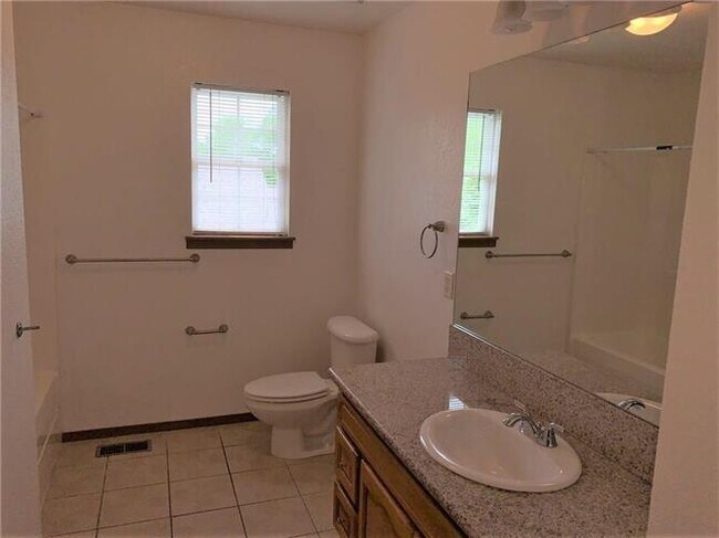 Building Photo - 1207 N Allen Dr