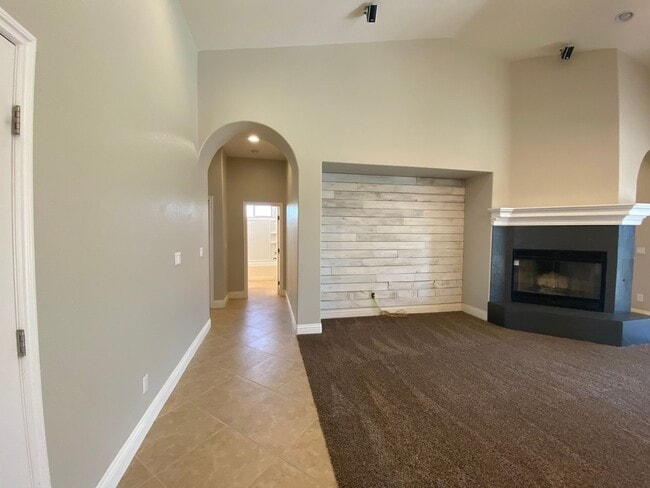 Building Photo - CALVADA VALLEY U.1 - Oakleaf Avenue