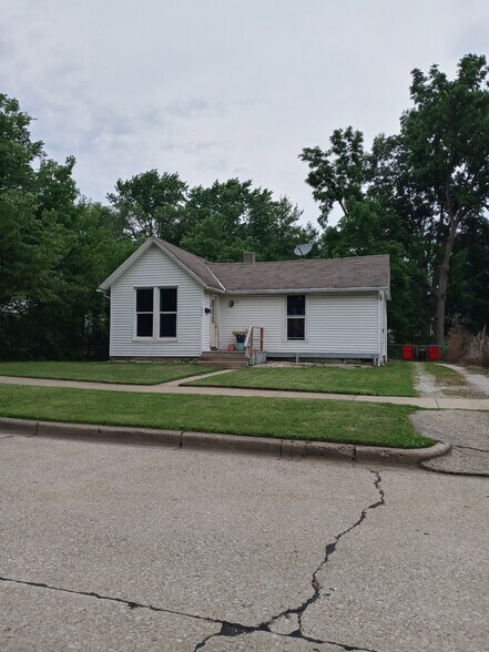 Safe, quiet neighborhood near UIUC - 204 W Ells Ave