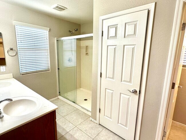 Building Photo - Exceptional 3BR home in gated Westridge Park! Loft, granite kitchen, stainless appliances, 2-car ...