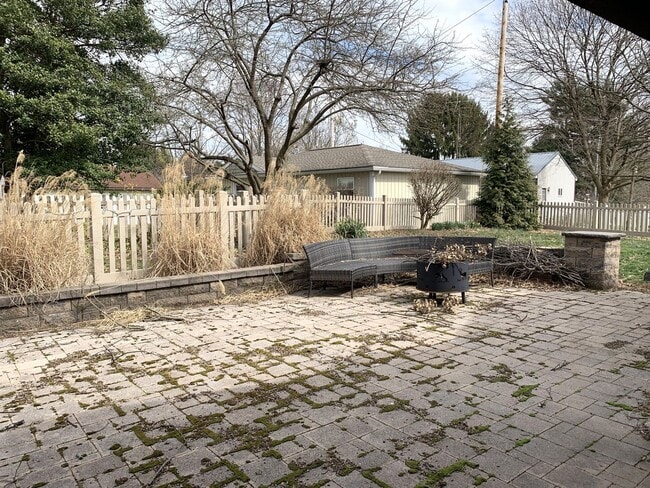 Building Photo - Charming 3-Bedroom Home on Spacious Corner...
