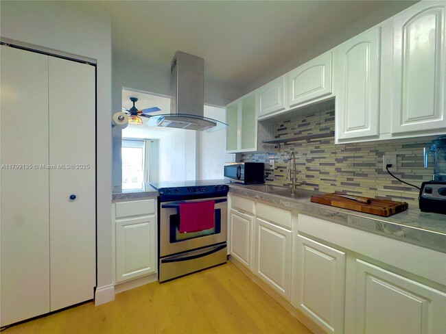 Building Photo - 2233 Calais Dr