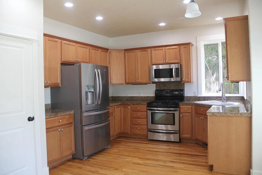 kitchen 2 - 831 NW Douglas Pl