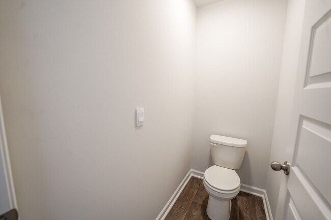 Building Photo - AVAILABLE NOW!