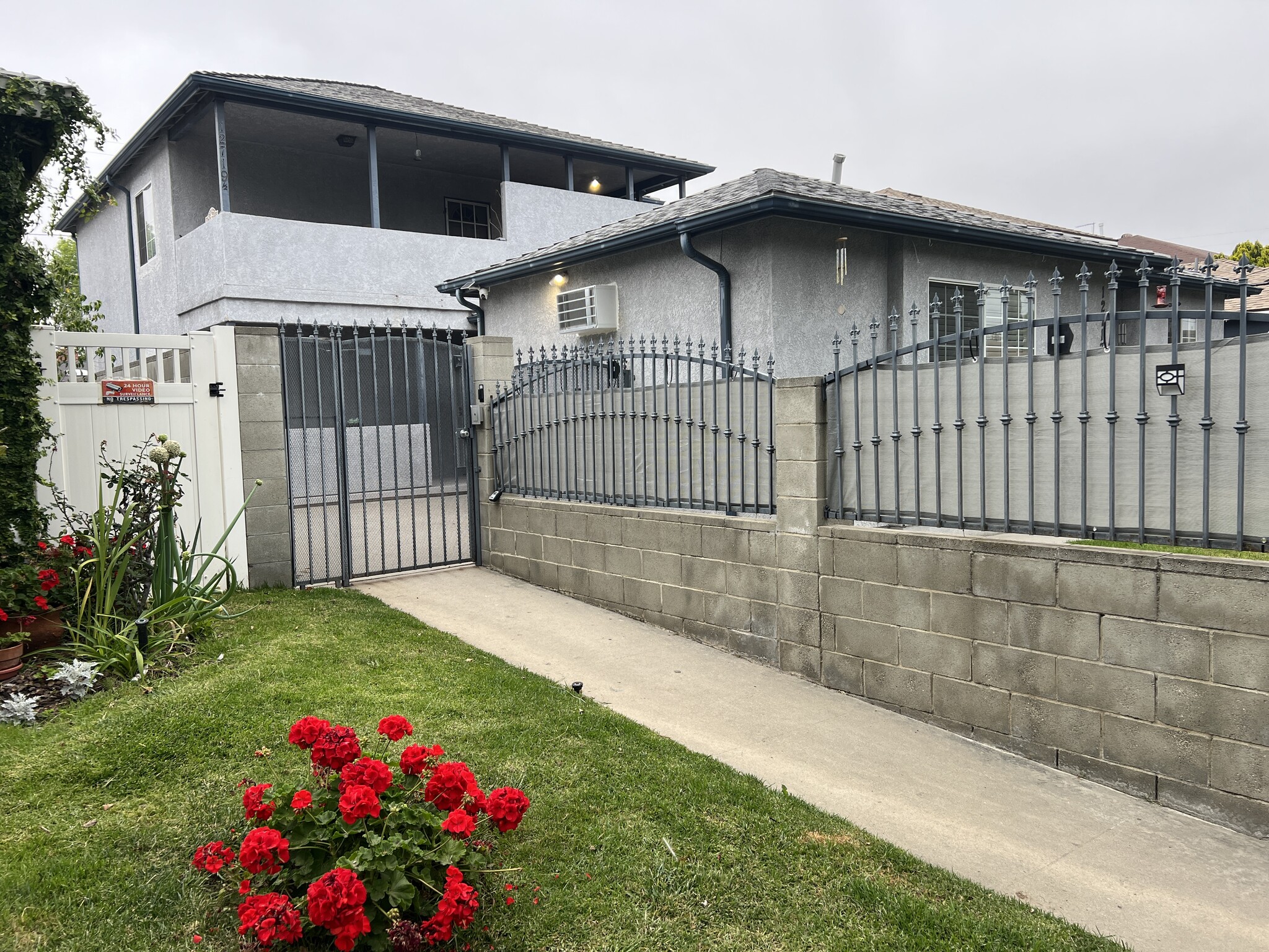 Building Photo - 12717 Oxnard St
