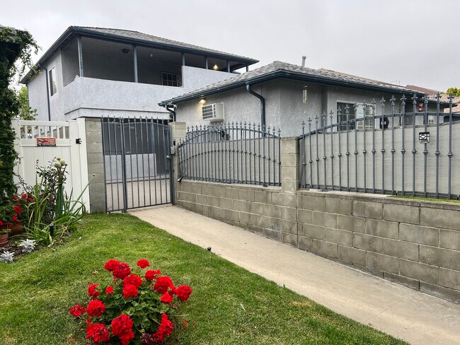 Primary Photo - 12717 Oxnard St