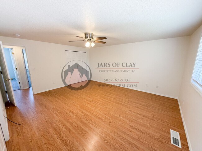 Building Photo - Beautiful Well Cared for West Salem Home