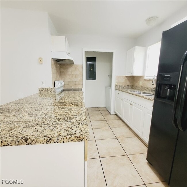 Building Photo - 2433 Lola Ave S