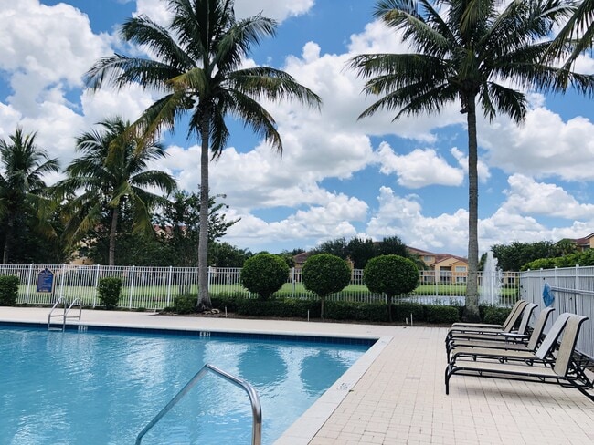 Building Photo - 271 SW Palm Dr