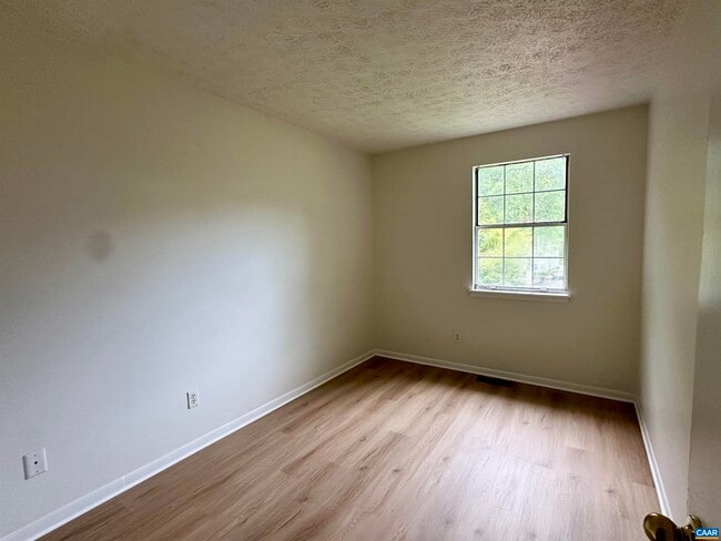 Building Photo - 104 Longwood Dr