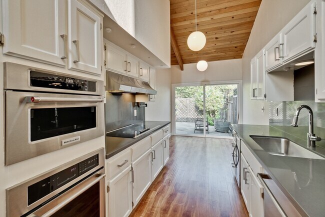 Building Photo - 3 bedroom 2 bath Townhome - Greenmeadow Neighborhood Palo Alto!  $6800