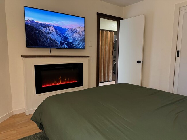 Building Photo - Spacious Snowcreek III Condo – Winter Rental