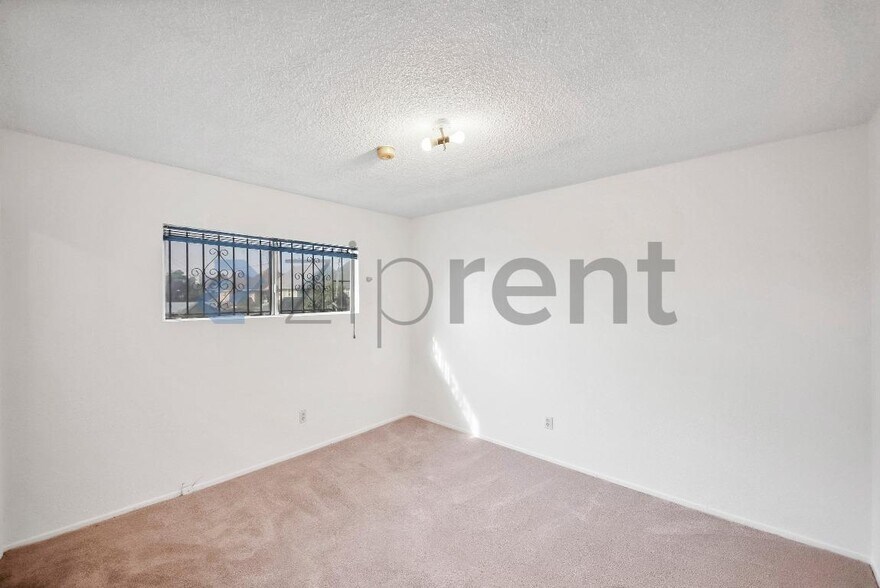 Building Photo - Unit 3
