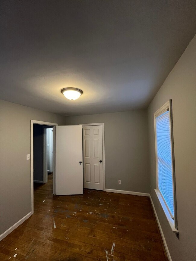 Building Photo - 4 bedroom 1.5 bathroom single family home