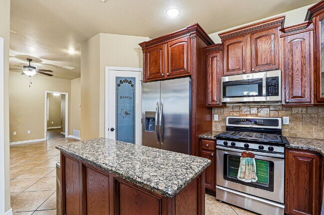 Building Photo - Corner 3 bedroom 3 bath home in Northwest El Paso