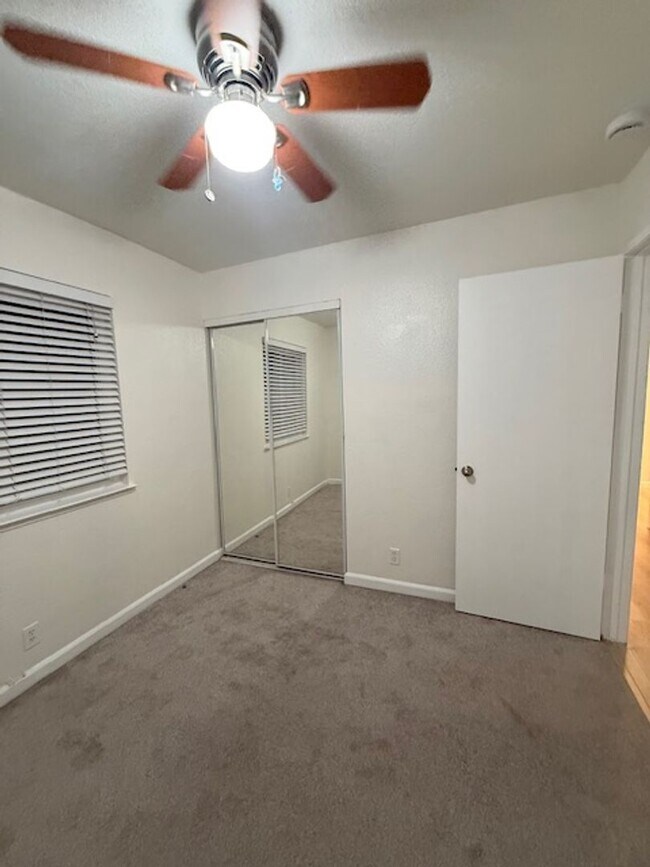 Building Photo - Close to freeway and shopping