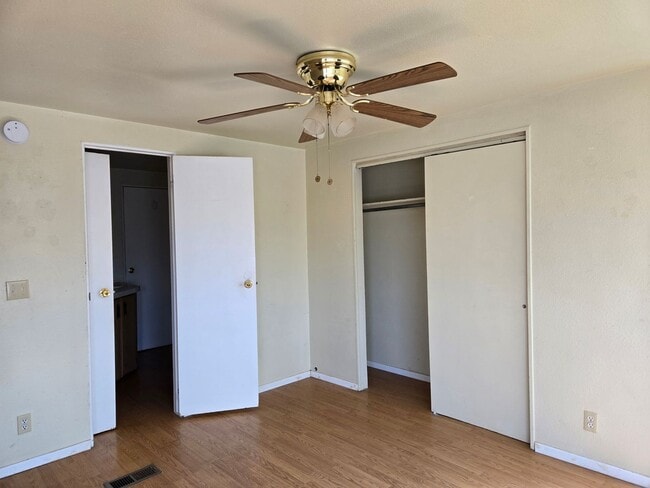 Building Photo - Three Bedroom, Pet Friendly Home!