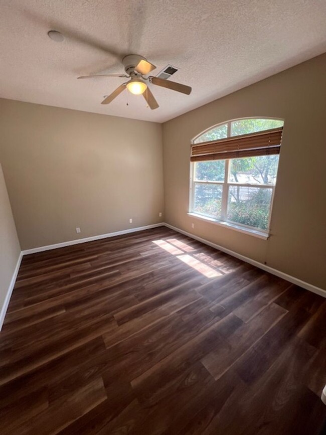 Building Photo - Beautiful 4 bedroom , 2.5 Bathroom 3 car g...