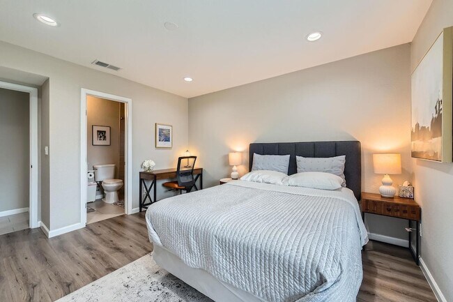 Building Photo - 10815 Lambert Cir