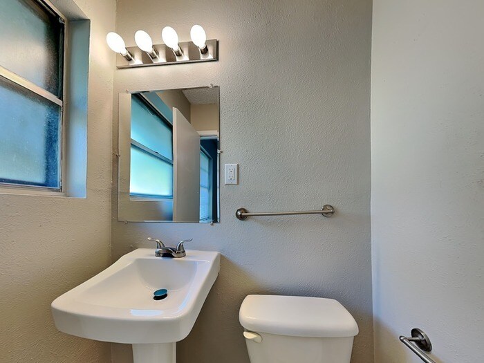 Building Photo - 2515 Wanda Dr