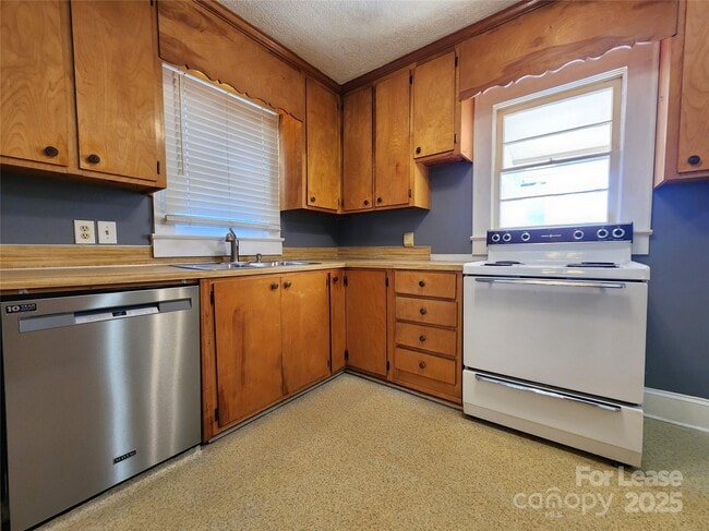 Building Photo - 843 Pebble Ave SW