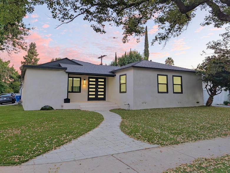 Primary Photo - 18700 Collins St