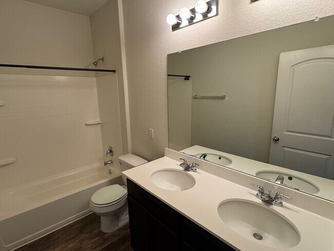 Building Photo - 541 Summer Pointe