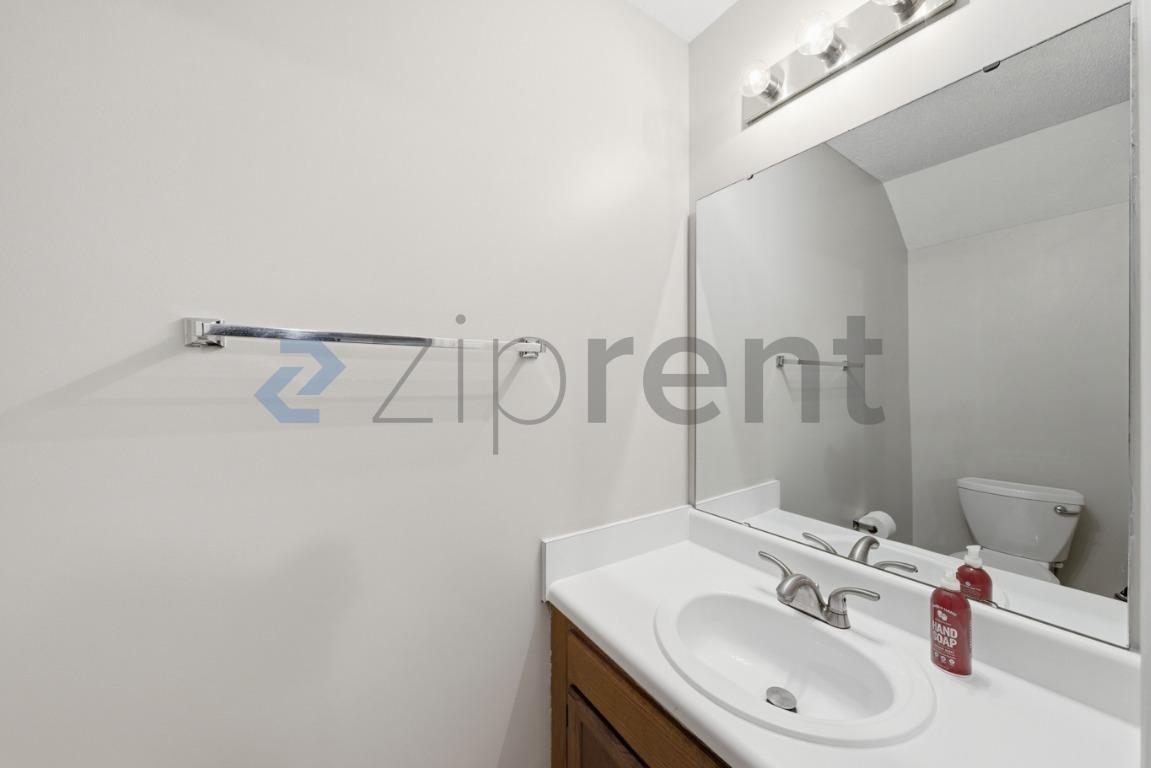 Building Photo - 10 Hartford Ct