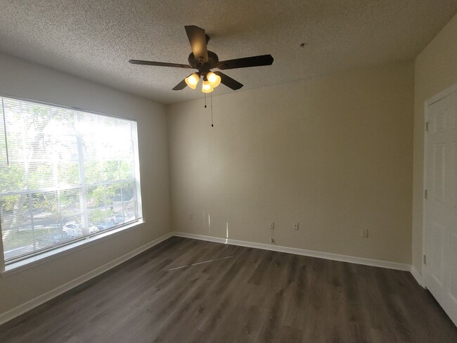 Building Photo - Wonderful 3rd floor 2 bedroom Condo!