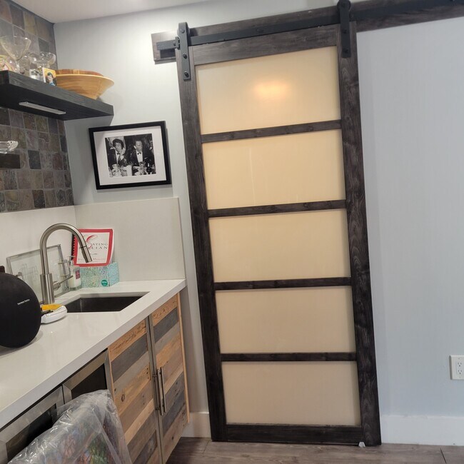 Building Photo - 825 Center St