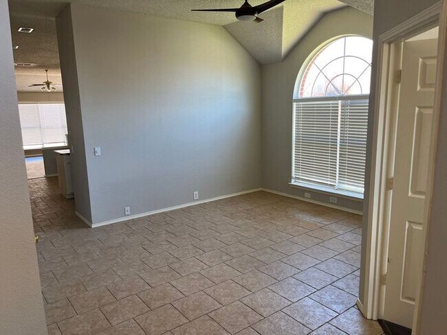 Building Photo - Bright & Inviting Home with Walk-In Closet...