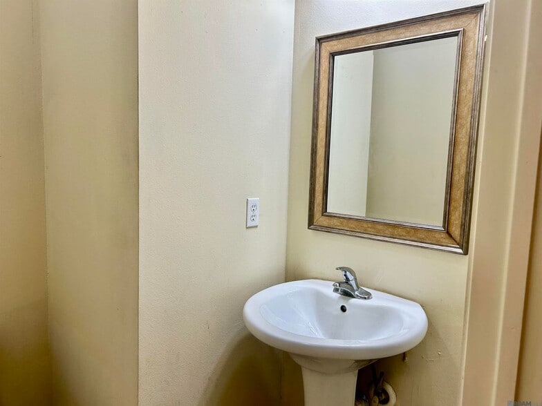 Building Photo - 2137 S Commerce Ave