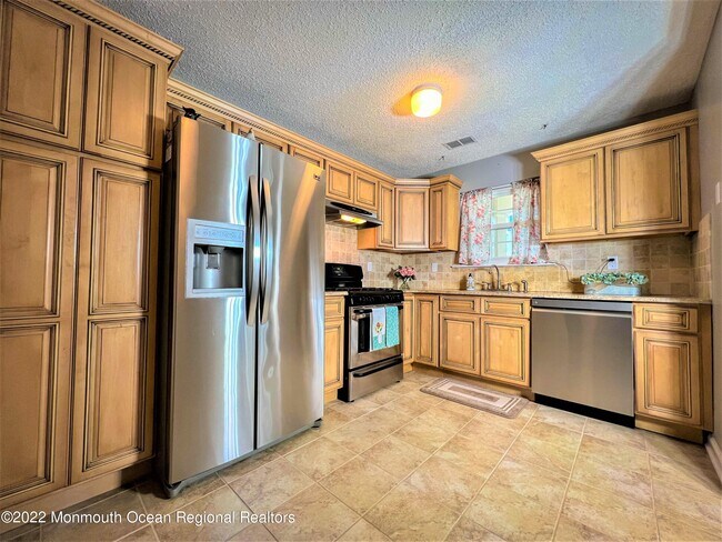 Building Photo - 313 Tulip Ln