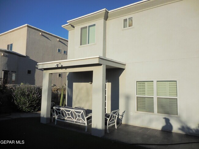 Building Photo - 6125 Fashion St