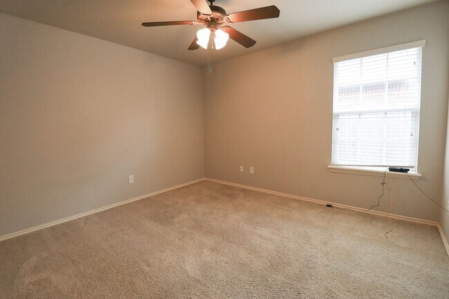Building Photo - 3 bed | 2 bath in New Tulsa!