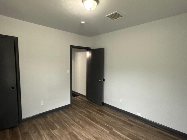 Building Photo - 2318 W 33rd St S