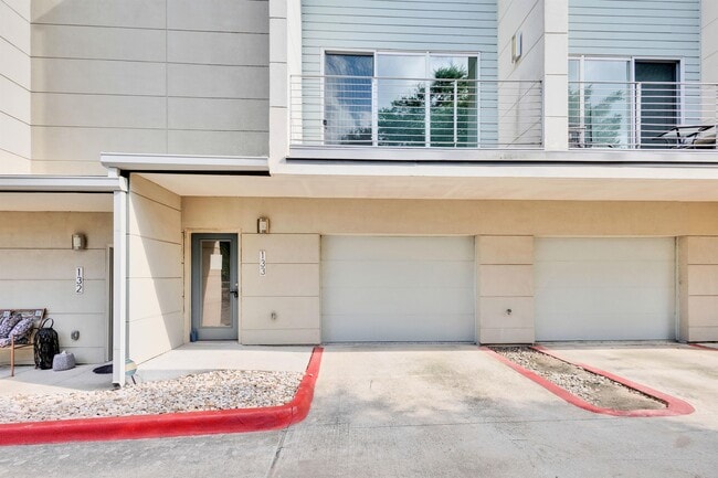 Building Photo - 604 N Bluff Dr