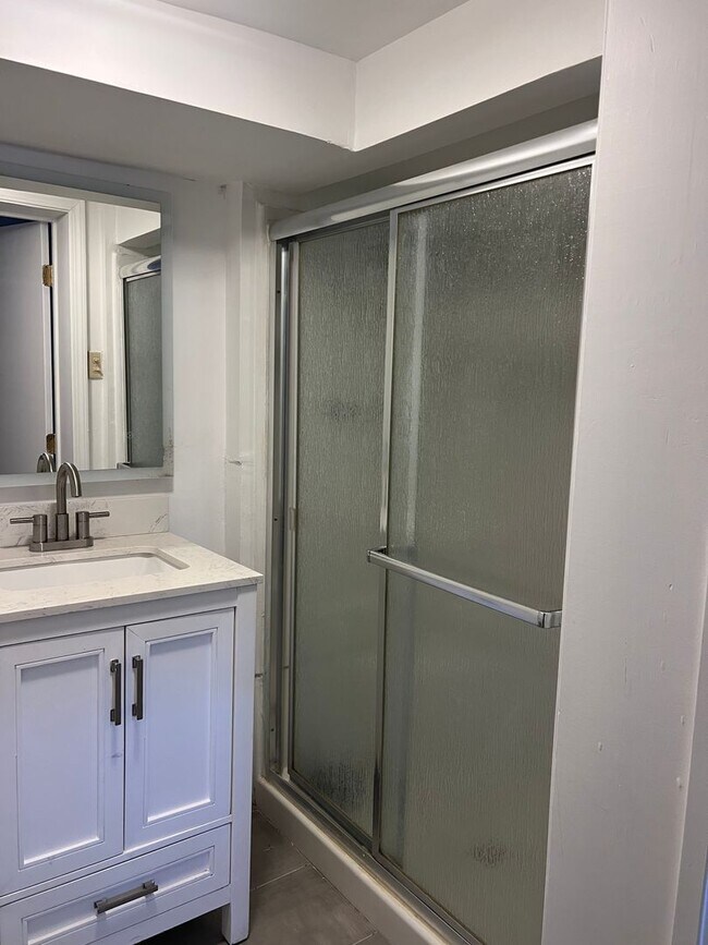 Building Photo - Newly Renovated 3 Bed, 2 Bath Near Campus