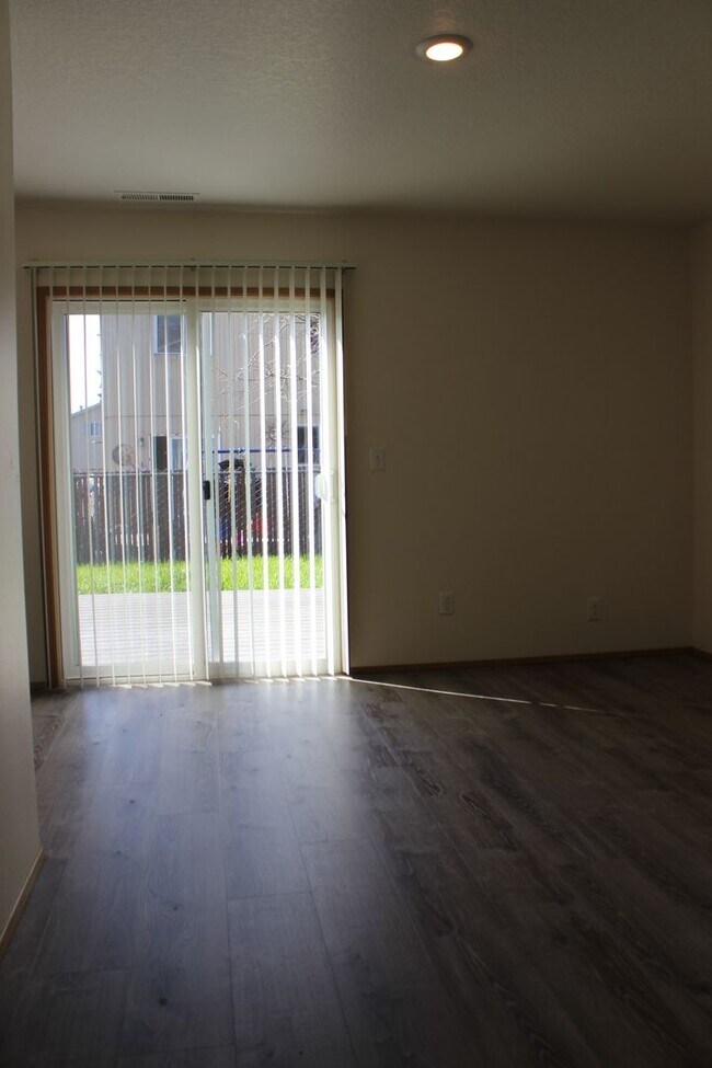 Building Photo - 3 bedroom 2.5 bath family home in quiet Scappoose neighborhood