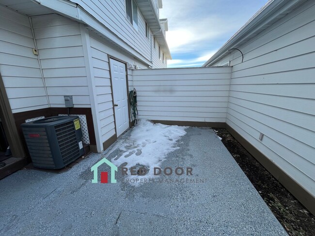 Building Photo - 3 bedroom Condo in ideal location