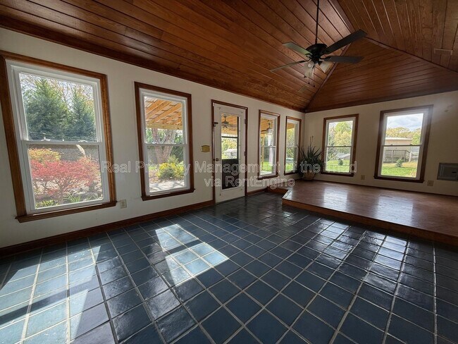 Building Photo - 916 Spring Hill Ct