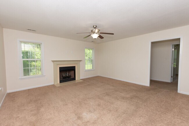 Building Photo - 3 Bedrooms and a bonus room in Richlands (Will include lawn service with increased rents)